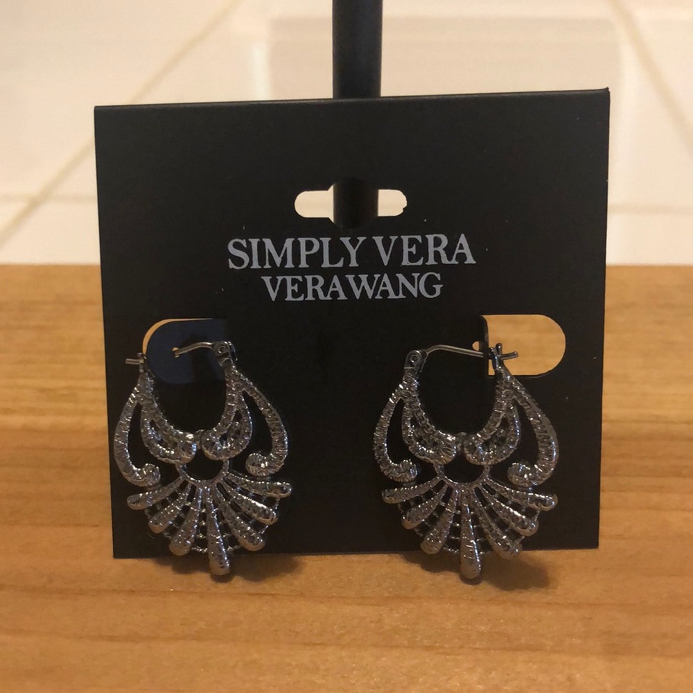 🖤🤍SIMPLY VERA EARRINGS🤍🖤